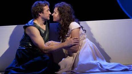 Vincent Wolfsteiner (Tristan) und Lioba Braun (Isolde).  Foto: Ludwig Olah