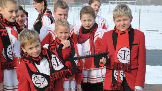 Die Jungelferräte Nils Petsch (l.) und Leon Maschke trugen den Schlüssel bis zum Rathaus.