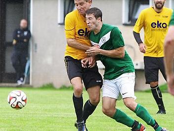 Der Stadtsteinacher Routinier Thomas Helldörfer bremst den Katschenreuther Michael Wölfel aus. Im Hintergrund der Stadtsteinacher Dominik Fischer. Foto: Monika Limmer