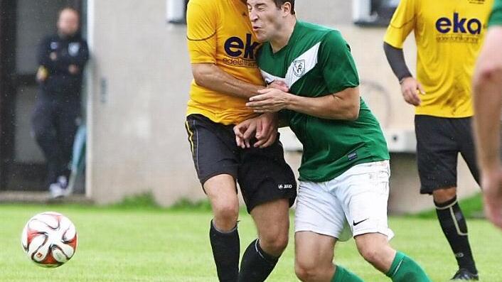 Der Stadtsteinacher Routinier Thomas Helldörfer bremst den Katschenreuther Michael Wölfel aus. Im Hintergrund der Stadtsteinacher Dominik Fischer. Foto: Monika Limmer