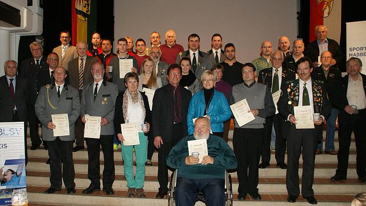 Bewaffnet, aber friedlich: die erfolgreichsten Schützen der Saison 2013/14 aus dem Landkreis Haßberge, dazu die vielfachen Sportabzeichen-Absolventen, eine Tänzerin und eine Einradfahrerin.
