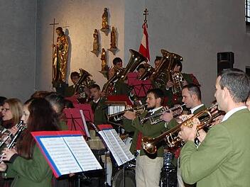 Der Musikverein Oberthulba begeisterte seine Zuhörer beim Weihnachtskonzert. Foto: Günther Straub