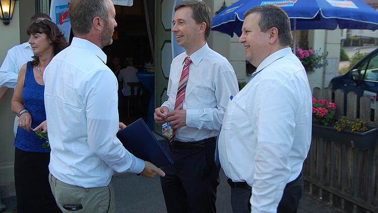 Erst vor wenigen Wochen hatte der damalige AfD-Chef Bernd Lucke (Mitte) den Kreisverband Coburg-Kronach besucht. Rechts der jetzt zur&uuml;ckgetretene Kreisvorsitzende Stefan Zubcic. Foto: Oliver Schmidt
