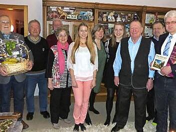 Geburtstag im Hause Bergmann. Unser Bild zeigt (von links) Norbert Schmidt, Edelbert Zahl, Hubertus Hiller, Eleonore Heiß, Enkelin Katharina Mach, Tochter Sabine Mach, Enkelin Charlotte Mach, Leonhard Bergmann, Schwiegersohn Martin Mach und 2. Bürgermeister Reiner Meisel.  Foto: Klaus-Peter Wulf
