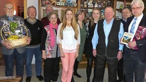 Geburtstag im Hause Bergmann. Unser Bild zeigt (von links) Norbert Schmidt, Edelbert Zahl, Hubertus Hiller, Eleonore Heiß, Enkelin Katharina Mach, Tochter Sabine Mach, Enkelin Charlotte Mach, Leonhard Bergmann, Schwiegersohn Martin Mach und 2. Bürgermeister Reiner Meisel.  Foto: Klaus-Peter Wulf
