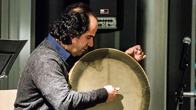 Hadi Alizadeh musiziert auf der Rahmentrommel Daf.Foto: Jochen Berger