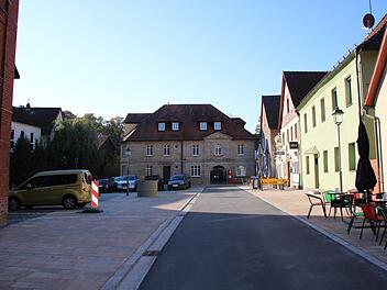 Offen und einladend wirkt der Rathausplatz heute. Die Freiflächen für das Café Bayer (hinten, rechts) und die Eisdiele (vorne, rechts) wurden attraktiver gestaltet, das alte Rathaus (im Hintergrund) wurde saniert. Foto: Alexander Hartmann