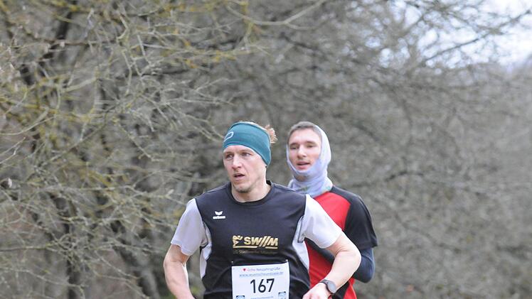 Der Vorjahres-Sieger und sein Bezwinger: Florian Pasztor (vorne) gewann den Fuschter Silvesterlauf vor Markus Veth.ssp