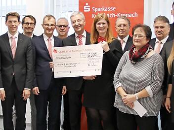 Im Bild (vorne, Mitte) der Vorstand der Sparkasse mit Vorsitzendem Klaus-Jürgen Scherr und (nach links) Harry Weiß sowie Steffen Potstada; nach rechts Geschäftsstellenleiterin Kerstin Bittermann und die Vorsitzenden des Verwaltungsrats, Henry Schramm und Klaus Peter Söllner, zusammen mit den Vertretern der Stadtsteinacher Vereine und Einrichtungen. Foto: Klaus Klaschka