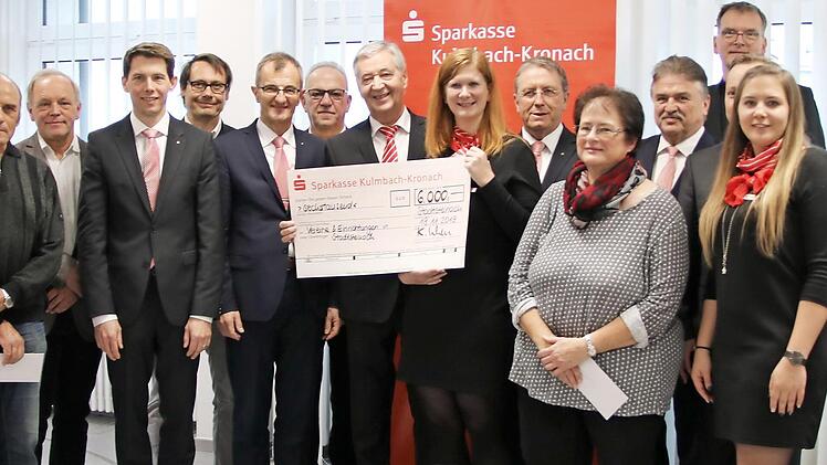 Im Bild (vorne, Mitte) der Vorstand der Sparkasse mit Vorsitzendem Klaus-Jürgen Scherr und (nach links) Harry Weiß sowie Steffen Potstada; nach rechts Geschäftsstellenleiterin Kerstin Bittermann und die Vorsitzenden des Verwaltungsrats, Henry Schramm und Klaus Peter Söllner, zusammen mit den Vertretern der Stadtsteinacher Vereine und Einrichtungen. Foto: Klaus Klaschka