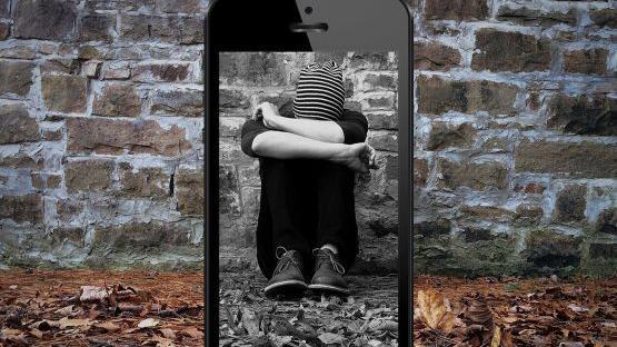 Mehr Zeit im Internet: Die Gefahr von Cybermobbing für Kinder und Jugendliche ist in Zeiten der Corona-Krise präsenter denn je.