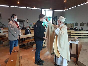 Weihbischof Ulrich Boom spendet das Sakrament der Firmung in Diebach.