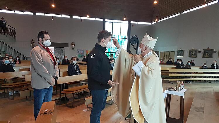 Weihbischof Ulrich Boom spendet das Sakrament der Firmung in Diebach.