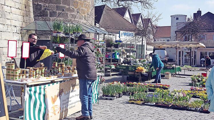 Thorsten Hugel bietet erstmals Honig und andere Imkerprodukte an.