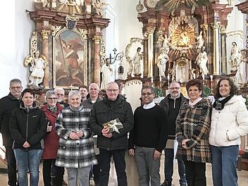 Alois Kestler (Mitte) mit seiner Frau Paula, Pater Lijoy Jacob und Vertretern des Eggenbacher Kirchen- und Pfarrgemeinderats