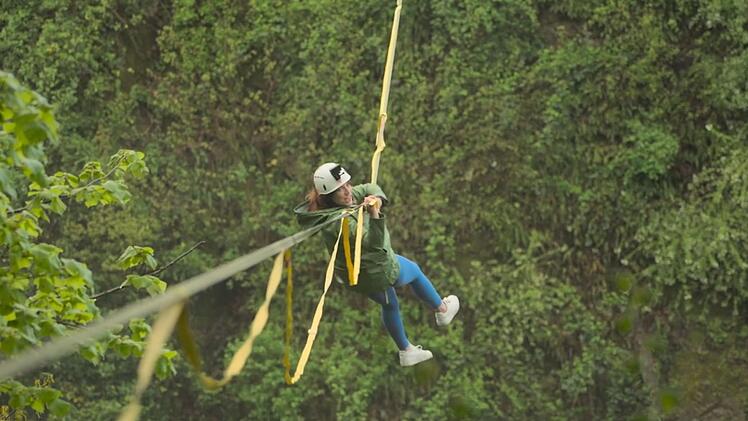 Die etwas andere Date-Erfahrung: Angelina hängt an einer Highline, danach muss auch Marco ran.