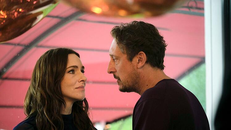 Trauriges Familienbild: Pony (Kim Riedle) und Stephan H&uuml;bner (Hans L&ouml;w) haben ihre Tochter verloren, ihr Sohn wird vermisst. Wegen ihrer inneren Distanz k&ouml;nnen die beiden nicht gemeinsam trauern.