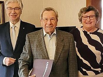 Kemmerns B&uuml;rgermeister R&uuml;diger Gerst (links) und Silvia Jung gratulierten Alfred Stilkerich zum Geburtstag.