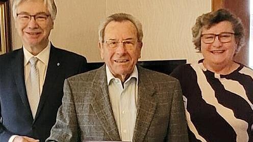Kemmerns B&uuml;rgermeister R&uuml;diger Gerst (links) und Silvia Jung gratulierten Alfred Stilkerich zum Geburtstag.