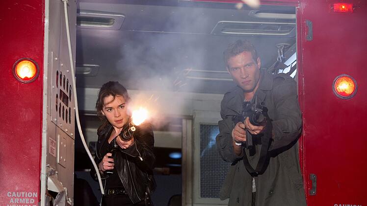 Ballern, ballern, ballern: Im f&uuml;nften "Terminator" geht's f&uuml;r Emilia Clarke alias Sarah Connor und Jai Courtney als Kyle Reese actionreich zur Sache.
