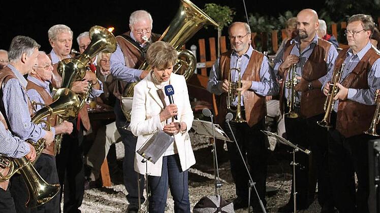 Die Nothelferkapelle spielte für die Fernsehaufzeichnungen mit Carolin Reiber die Frankenhymne. Nächsten Mittwoch werden sie damit im Bayerischen Fernsehen zu sehen sein.