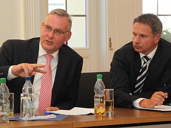 Clemens Dereschkewitz (links), Geschäftsführer der Kasendorfer Firma Alpha Innotec, und Klaus Jürgen Nickolaus, Chef von Glen Dimplex in Kulmbach, wünschen sich Schützenhilfe von der Politik. Foto: Dagmar Besand