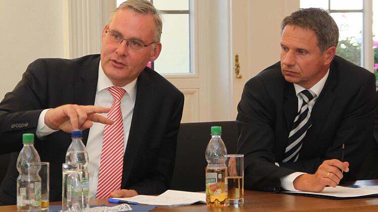 Clemens Dereschkewitz (links), Geschäftsführer der Kasendorfer Firma Alpha Innotec, und Klaus Jürgen Nickolaus, Chef von Glen Dimplex in Kulmbach, wünschen sich Schützenhilfe von der Politik. Foto: Dagmar Besand