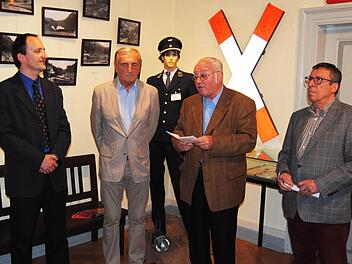 Eröffnet wurde die Ausstellung durch Stephan Schäff (Schriftführer der DFS), Museumskoordinator Manfred Franze, Zweiten Bürgermeister Alfons Dorn und Peter Kriegl (verantwortlich für die Sonderausstellung).  Fotos: Helmut Vogler