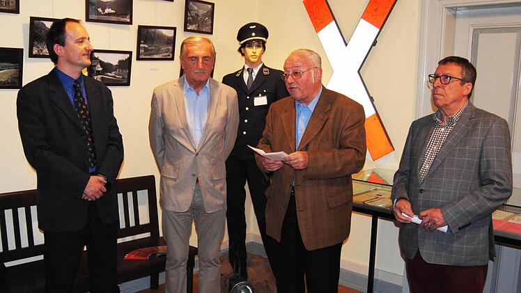 Eröffnet wurde die Ausstellung durch Stephan Schäff (Schriftführer der DFS), Museumskoordinator Manfred Franze, Zweiten Bürgermeister Alfons Dorn und Peter Kriegl (verantwortlich für die Sonderausstellung).  Fotos: Helmut Vogler