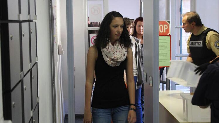 Alles in Ordnung: Der Metalldetektor entdeckt nichts Verdächtiges. Foto: Marco Meißner