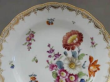 Ein von Hand bemalter Teller aus Meißner Porzellan, der sehr wahrscheinlich zum Hochzeitsservice von Louise Gräfin von Luxburg gehörte (2. Hälfte des 19. Jahrhunderts). Foto: Museen Schloss Aschach