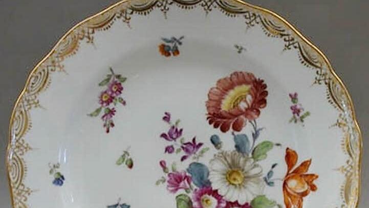 Ein von Hand bemalter Teller aus Meißner Porzellan, der sehr wahrscheinlich zum Hochzeitsservice von Louise Gräfin von Luxburg gehörte (2. Hälfte des 19. Jahrhunderts). Foto: Museen Schloss Aschach
