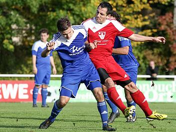 Erst zwölf Tore hat der SV Memmelsdorf in dieser Saison erzielt. Drei davon gingen auf das Konto von Stefan Scharf (r.). Foto: sportpress
