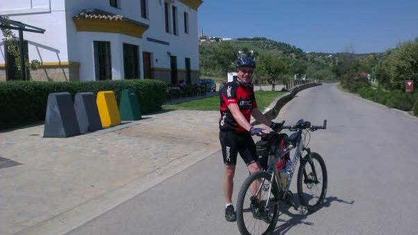 Peter Ruhnau mit seinem Mountainbike am ehemaligen Bahnhof in Olvera