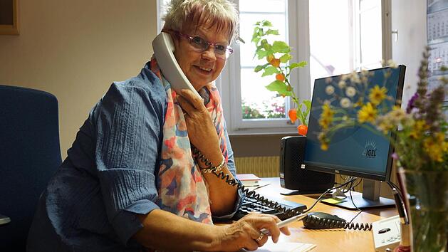 Angelika Stahl an ihrem Schreibtisch im Vorzimmer des Bürgermeisters. Foto: Arkadius Guzy
