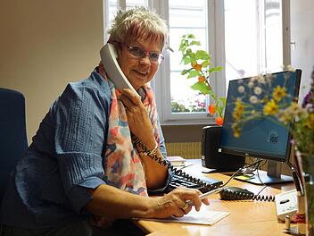 Angelika Stahl an ihrem Schreibtisch im Vorzimmer des Bürgermeisters. Foto: Arkadius Guzy