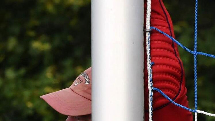 Der Pfosten h&auml;lt, wie hier beim Damenspiel in N&uuml;dlingen. Foto: Hopf