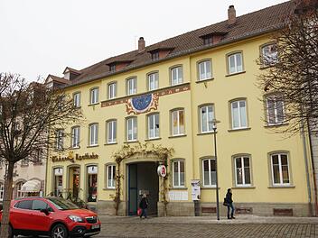 Das gelbe Haus mit Praxen und Apotheke gehört zu den prägenden Gebäuden des Marktplatzensembles. Foto: Arkadius Guzy