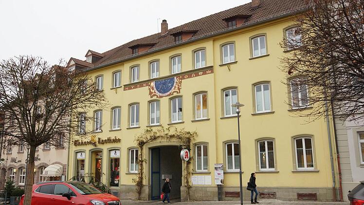 Das gelbe Haus mit Praxen und Apotheke gehört zu den prägenden Gebäuden des Marktplatzensembles. Foto: Arkadius Guzy