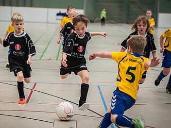 Die jüngsten Fußballer des VfB Kulmbach (dunkle Trikots) und des TSV Stadtsteinach (gelbe Trikots) zeigten im Vorjahr beim Rundschau-Cup ihr Talent. Am Ende setzten sich die Metzdorfer mit 5:0 durch. Foto: Alexander Muck