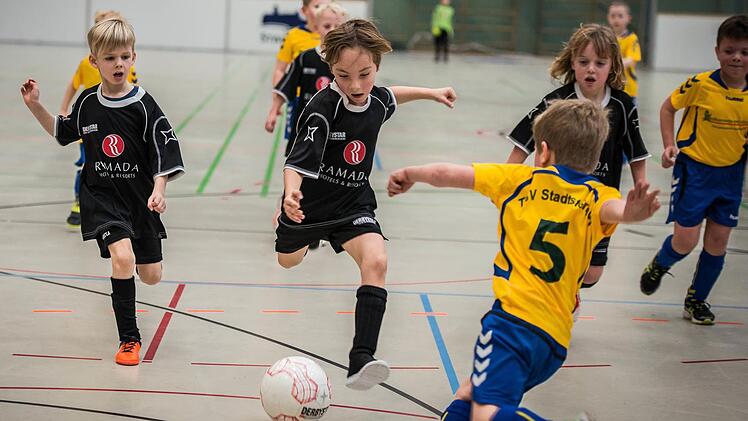 Die jüngsten Fußballer des VfB Kulmbach (dunkle Trikots) und des TSV Stadtsteinach (gelbe Trikots) zeigten im Vorjahr beim Rundschau-Cup ihr Talent. Am Ende setzten sich die Metzdorfer mit 5:0 durch. Foto: Alexander Muck