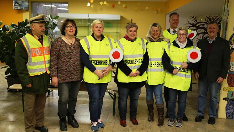 Polizeihauptkommissar Werner Götz mit der Sicherheitsbeauftragten der Schule, Katharina Hiltl, und den neuen Schulweghelfern Jasmin Ales, Juliane Brütting, Gerlinde Wiegärtner, Holger Krampe und Yvonne Ruder sowie Martin Moré von der Kreisverkehrswacht. Foto: Franz Galster