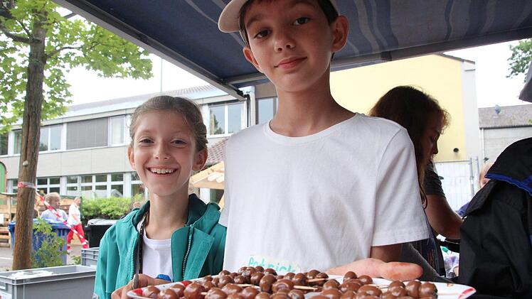 Die Kinder durften eigene Schokolade-Desserts zubereiten.