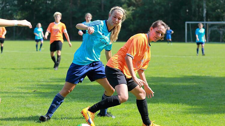 DJK Nürnberg-Eibach - TSV Frauenaurach: Die Gäste um Stephanie Walz (blaues Trikot) überzeugten zum Saisonauftakt auf ganzer Linie, auch wenn sie erst nach der Pause alles klar machten. Foto: privat