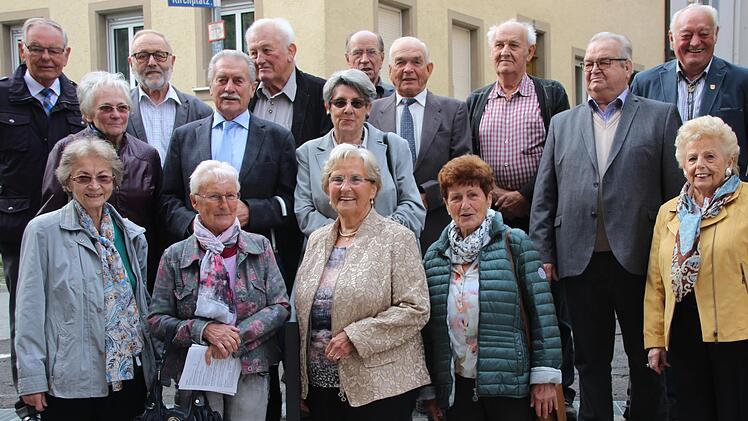Das obligatorische Klassenbild durfte beim Treffen des Münnerstädter Schülerjahrgangs 1936/37 nicht fehlen.  Heike Beudert