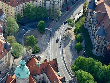 Das Luftbild zeigt den Bamberger Wilhelmsplatz vor seinem Umbau zum Kreisverkehr. Die Anwohner hatten damals über die hohen Beiträge gestöhnt, die sie zur Sanierung beisteuern mussten. Archivfoto: Ronald Rinklef