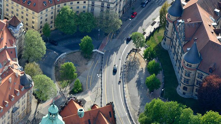 Das Luftbild zeigt den Bamberger Wilhelmsplatz vor seinem Umbau zum Kreisverkehr. Die Anwohner hatten damals über die hohen Beiträge gestöhnt, die sie zur Sanierung beisteuern mussten. Archivfoto: Ronald Rinklef