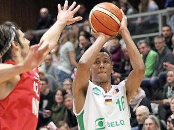 In der Bundesliga haben die Bamberger am Samstag W&uuml;rzburg zu Gast. Es spricht eigentlich nichts dagegen, dass Mario Dugandzic, der Trainer des Farmteams aus Baunach, am Sonntag in Ulm auf das Brose-Talent Louis Olinde (r.) bauen kann, das sich auch schon in der Euroleague bew&auml;hrt hat. Foto: sportpress