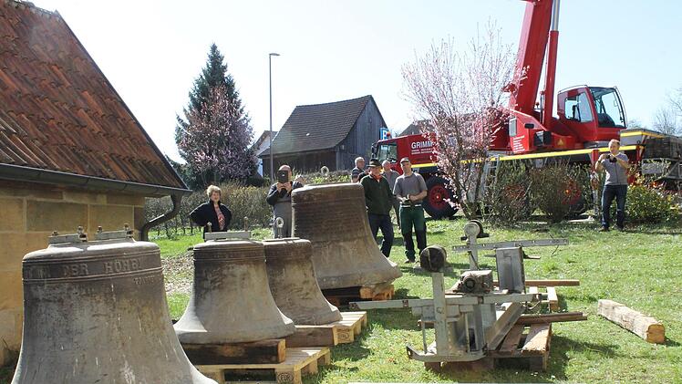 Die alten Glocken wurden aus der Kirche gehoben.Pfarramt Gleußen
