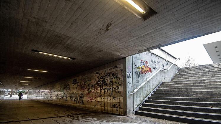 Nach der Prügelattacke in Amberg (Oberpfalz) fordert Horst Seehofer schärfere Gesetze. "Das sind Gewaltexzesse, die wir nicht dulden können", so der Bundesinnenminister. Foto: Armin Weigel/dpa